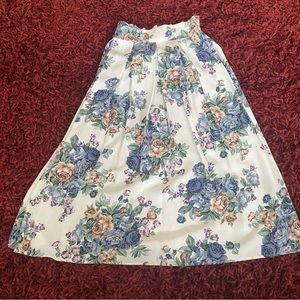 FRITZI PETITES WHITE VINTAGE SKIRT WITH BLUE AND PINK FLOWERS